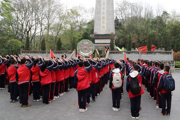 1884年的今天，称霸亚洲的“定远”和“镇远”号铁甲舰装备完成