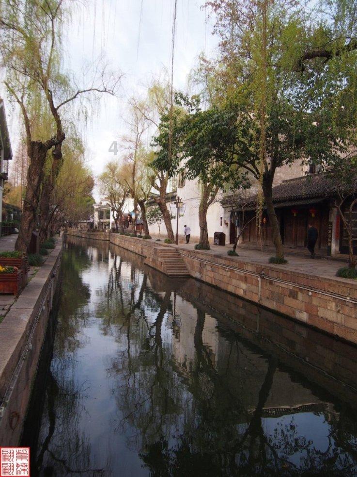 杨紫的优雅魅力：黄色抹胸长裙如何成为焦点